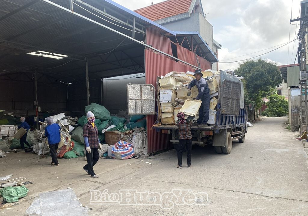 Thu gom, vận chuyển phế liệu tại xã Cẩm Xá