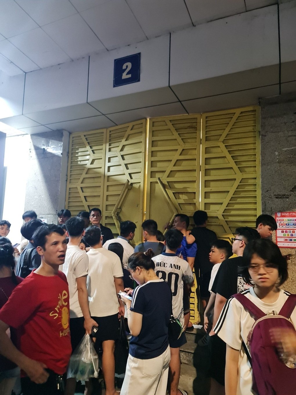 CĐV có vé nhưng không được vào sân, CLB Công an Hà Nội hứa trả lại tiền - 1