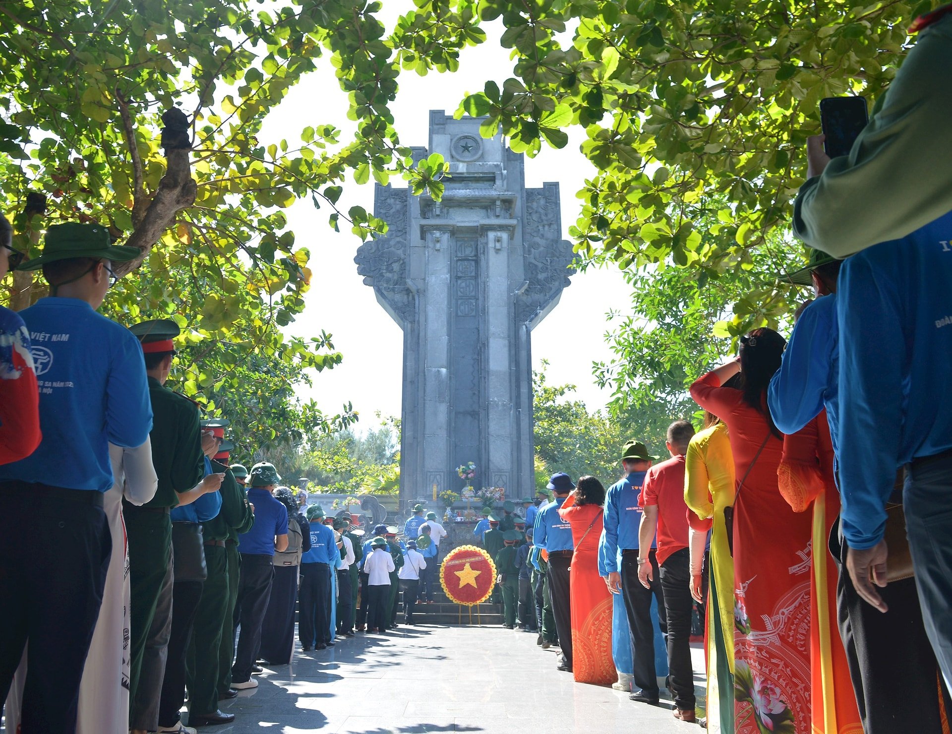 Đoàn công tác dâng hương, dâng hoa tưởng niệm các anh hùng, liệt sĩ tại đảo Trường Sa lớn. Ảnh: HT