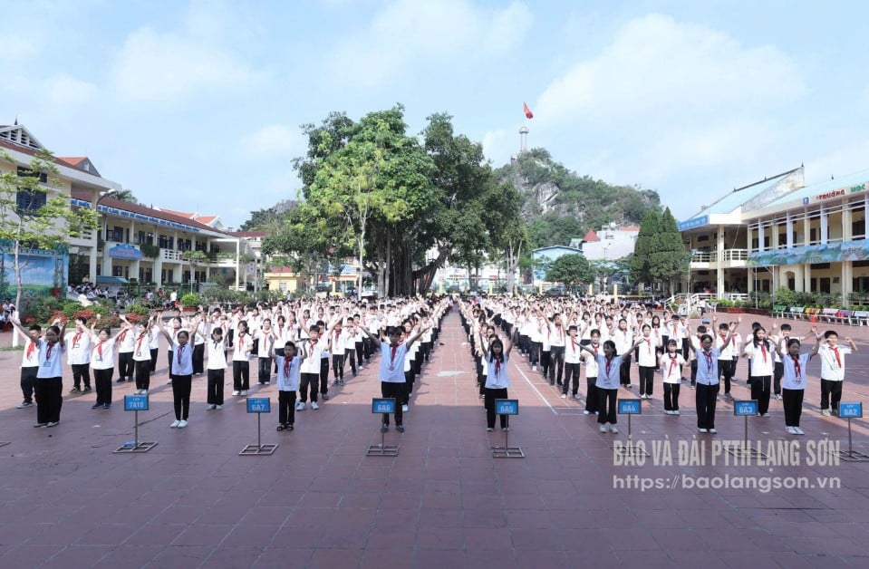 Tiết mục đồng diễn của đội viên Trường THCS Vĩnh Trại, thành phố Lạng Sơn tại chương trình kỷ niệm 84 năm Ngày thành lập Đội Thiếu niên Tiền phong Hồ Chí Minh