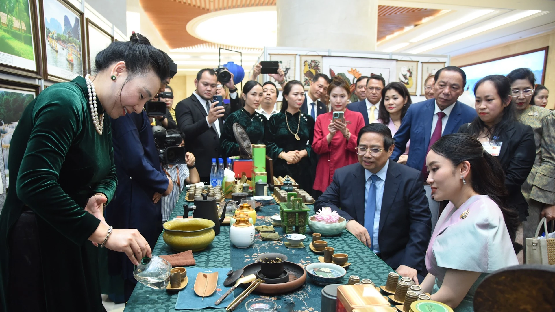 [Ảnh] Thủ tướng Việt Nam và Thái Lan tham quan Trưng bày các sản phẩm thủ công truyền thống ảnh 5