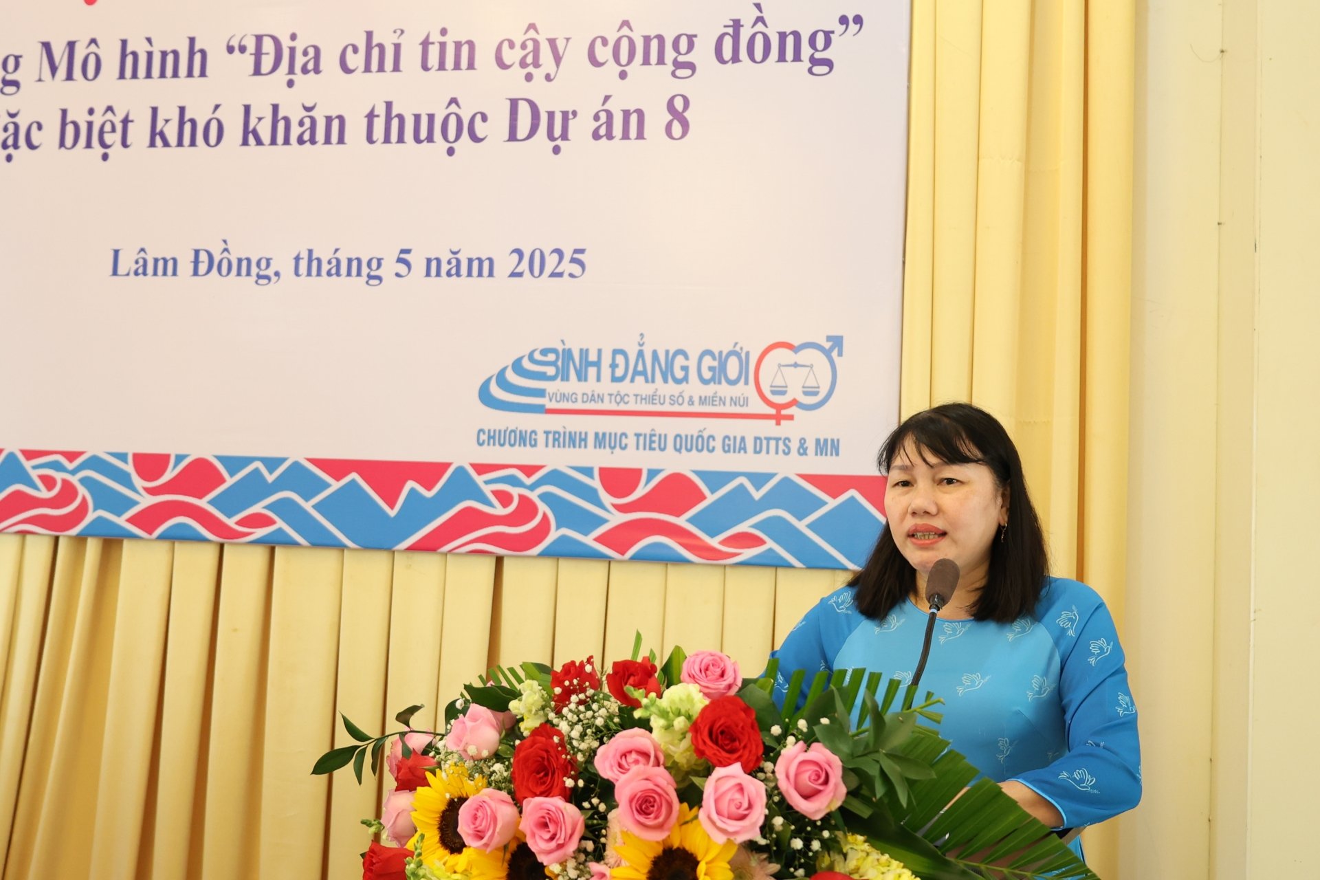 Bà Nguyễn Thị Liên - Trưởng Ban Gia đình Xã hội - Kinh tế Hội LHPN tỉnh Lâm Đồng phát biểu đề dẫn hội thảo