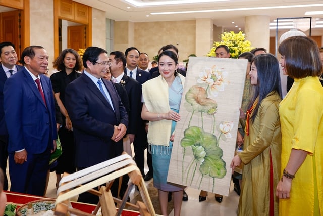 Thủ tướng Phạm Minh Chính cùng Thủ tướng Thái Lan tham quan triển lãm sản phẩm thủ công mỹ nghệ Việt Nam - Ảnh 5.