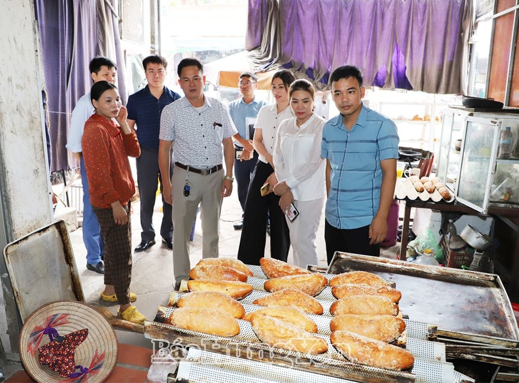 Đoàn kiểm tra thực tế tại một cơ sở sản xuất bánh mì tại thị trấn Vương (Tiên Lữ)