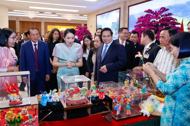 Thủ tướng Phạm Minh Chính cùng Thủ tướng Thái Lan tham quan triển lãm sản phẩm thủ công mỹ nghệ Việt Nam - Ảnh 3.