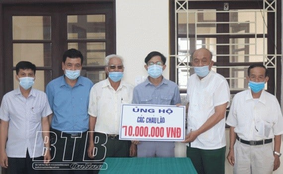 Hội hữu nghị Việt Nam - Lào tỉnh Thái Bình trao kinh phí hỗ trợ cho lưu học sinh Lào đang theo học tại Trường Đại học Y Dược Thái Bình gặp khó khăn do ảnh hưởng của dịch Covid-19, ngày 12/8/2021. (Ảnh: Báo Thái Bình)