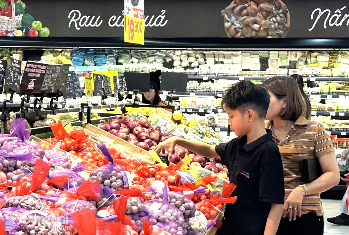 Hệ thống các siêu thị áp dụng hóa đơn điện tử từ máy tính tiền sớm nhất, đáp ứng nhu cầu xuất hóa đơn mua sắm rất cao mỗi ngày. Ảnh:N.Liên