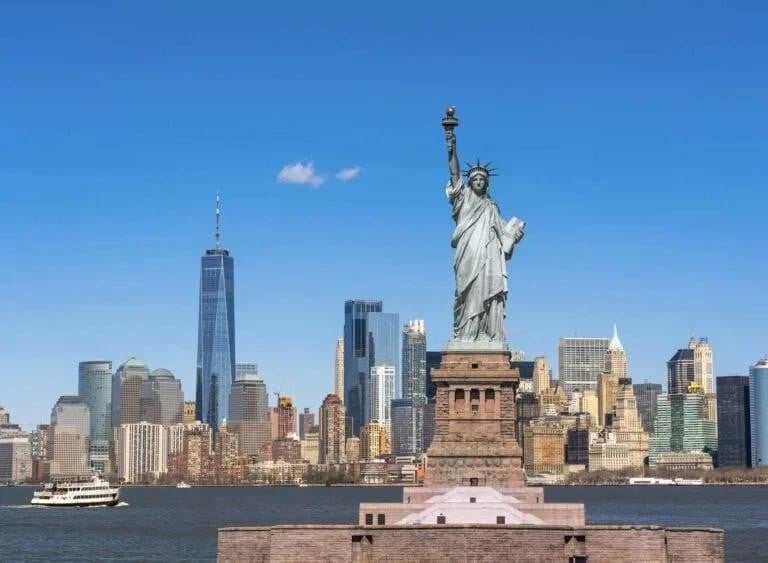 Thành phố New York vô cùng náo nhiệt, vươn lên vị trí thứ hai và dẫn đầu các thành phố của Mỹ. New York là cơn lốc của những chương trình mới, những khách sạn mới tuyệt vời và nhiều không gian văn hóa thú vị. Du lịch đang bùng nổ, với hàng triệu người đổ xô đến để trải nghiệm nguồn năng lượng huyền thoại của thành phố. Việc đến đây dễ dàng hơn bao giờ hết, nhờ vào những cải tạo tại cả ba sân bay lớn, bao gồm cả JFK