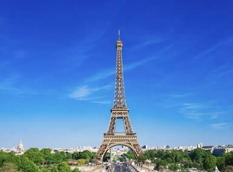 Paris là một thế lực văn hóa không thể tranh cãi, với hơn 100 bảo tàng và 122 nhà hàng được gắn sao Michelin. Và tất nhiên, nhà thờ Đức Bà mang tính biểu tượng cuối cùng cũng đã mở cửa trở lại hoàn toàn, phủ thêm một lớp ma thuật nữa đến thành phố vượt thời gian này
