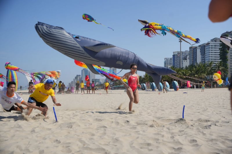 ពិធីបុណ្យរីករាយ Da Nang ឆ្នាំ 2025 បានទាក់ទាញភ្ញៀវទេសចរជាមួយនឹងសកម្មភាពវប្បធម៌ និងកីឡាប្លែកៗជាច្រើន។