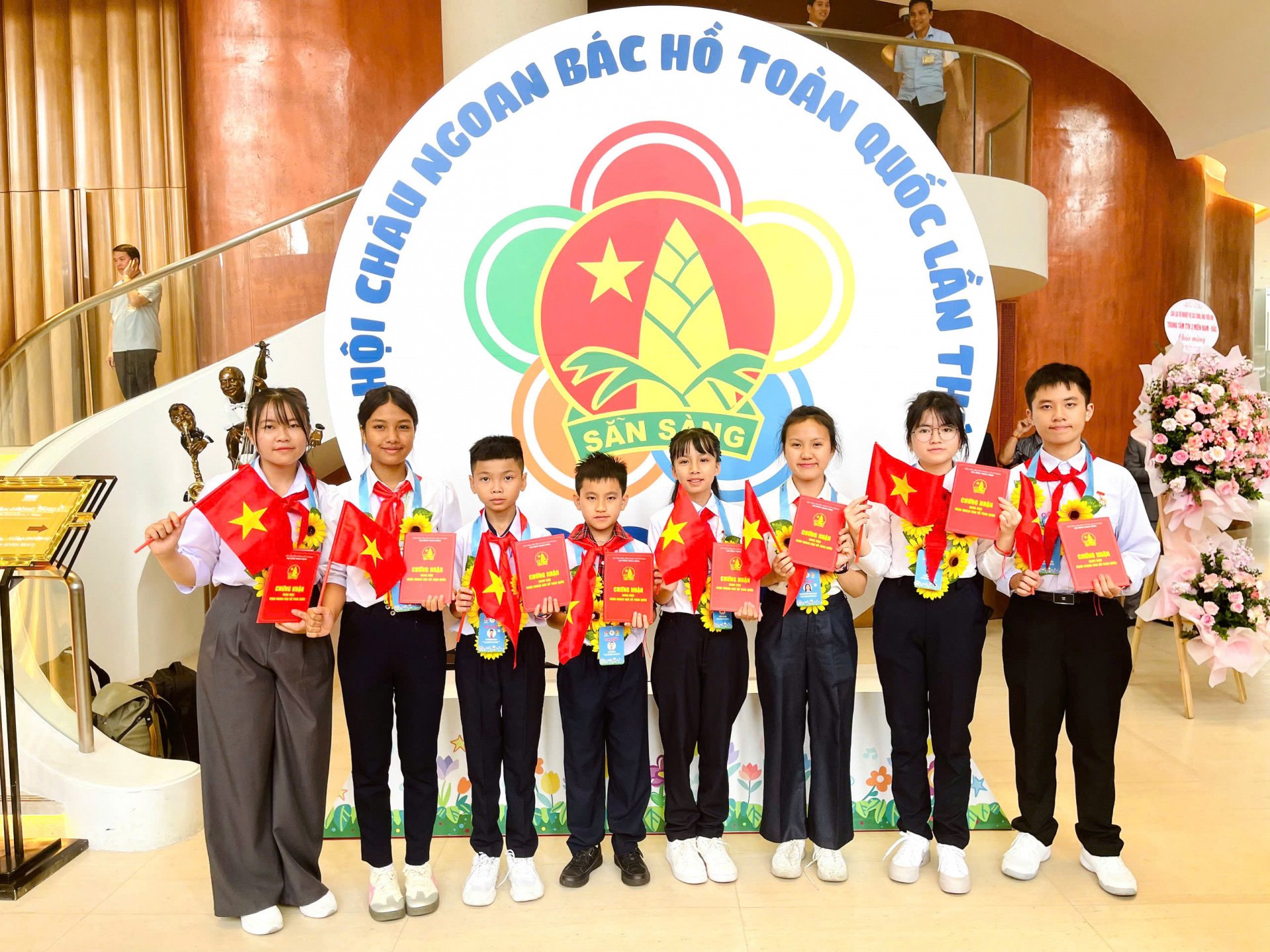 8 đại biểu thiếu nhi Lâm Đồng tham dự Đại hội là những đội viên tiêu biểu, có thành tích xuất sắc trong học tập và rèn luyện