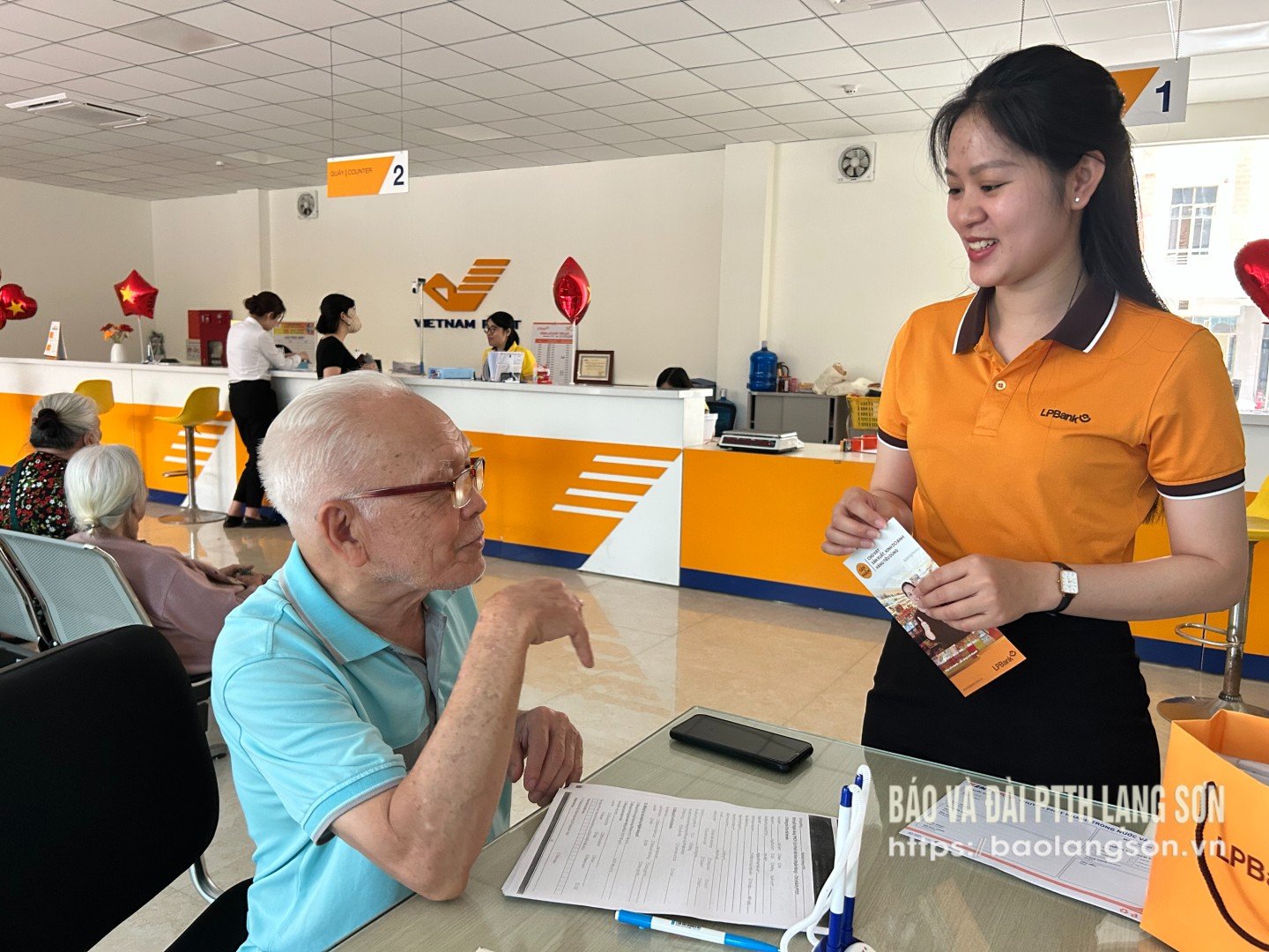 Nhân viên Ngân hàng Thương mại cổ phần Lộc Phát Việt Nam chi nhánh tỉnh Lạng Sơn tuyên truyền, vận động người dân nhận lương hưu qua tài khoản ngân hàng 