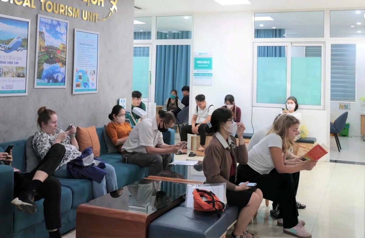 Khách du lịch nước ngoài đến khám, chữa bệnh tại Bệnh viện 199.
