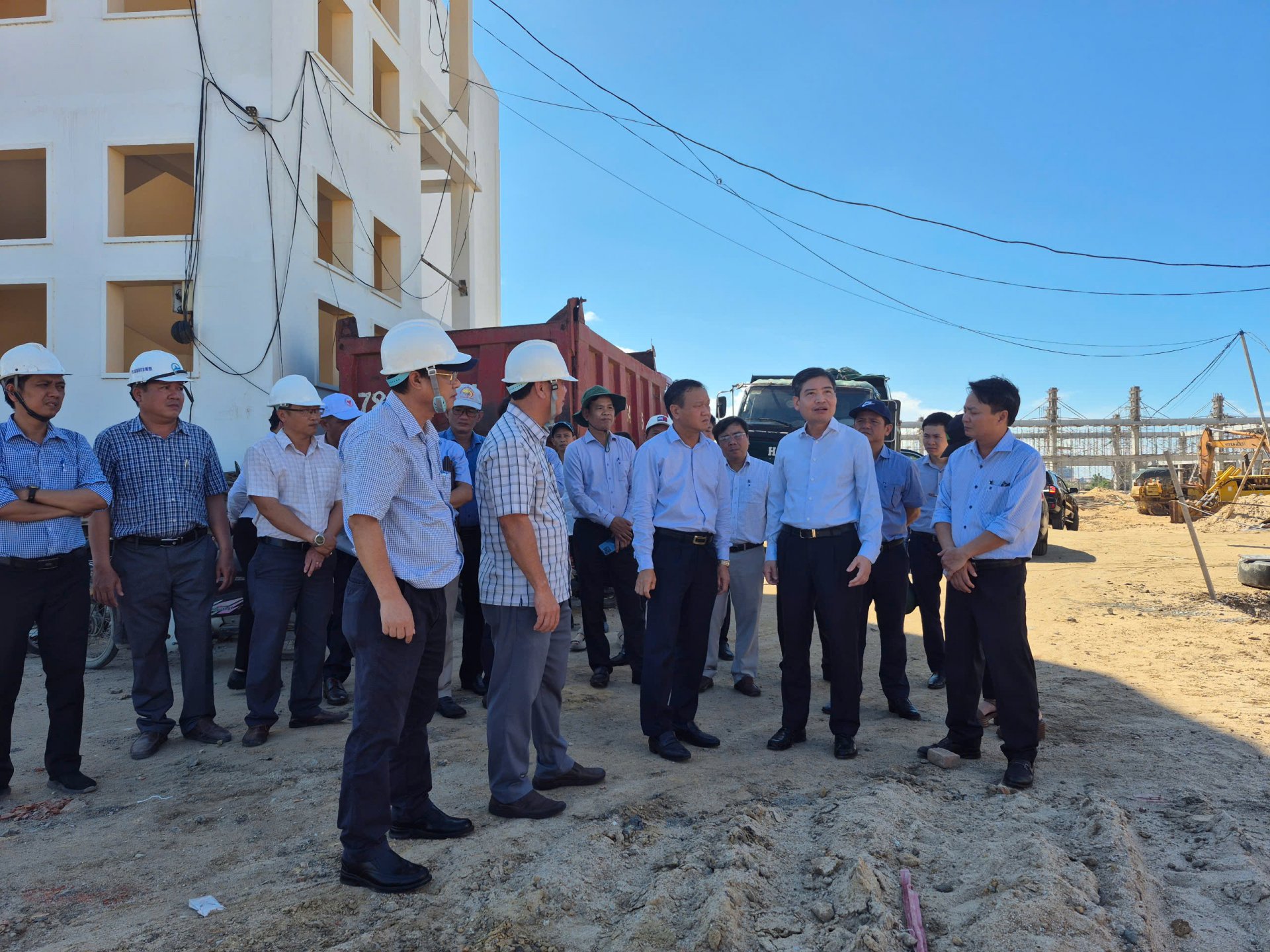 Đoàn kiểm tra thực tế và nghe báo về tình hình thi công Trường THPT chuyên Lương Văn Chánh. Ảnh: TUYẾT HƯƠNG