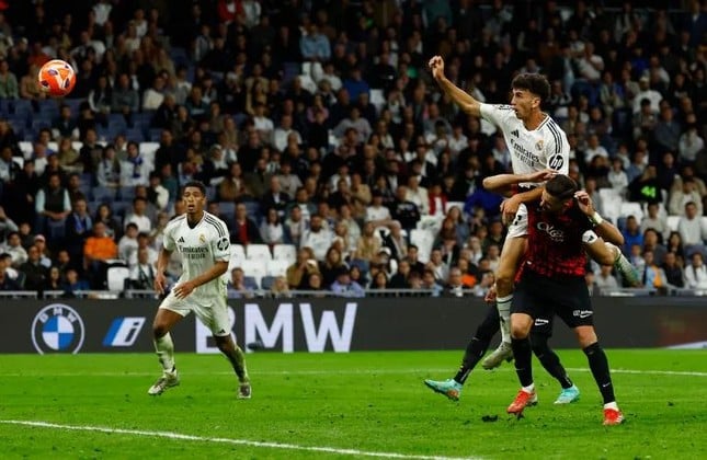 Real Madrid ngăn Barcelona đăng quang sớm La Liga ảnh 2