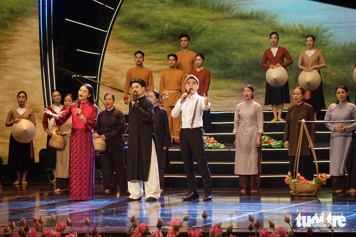 Cee Jay và Charlie Winston hát ‘Bài ca Hồ Chí Minh’ mừng sinh nhật Bác - Ảnh 5.