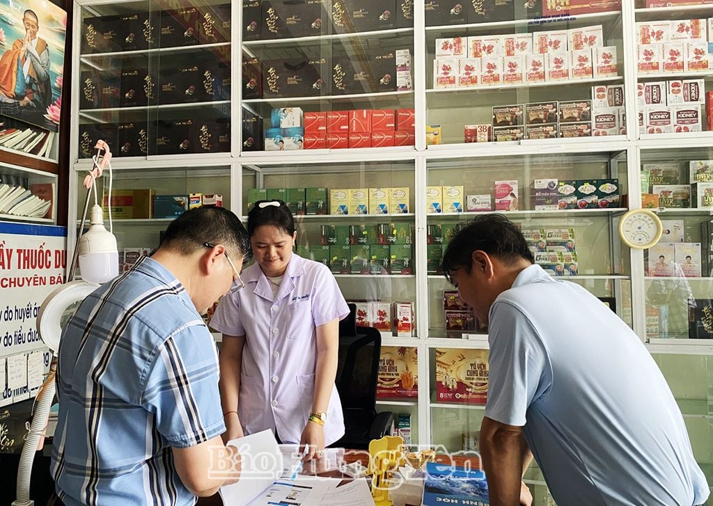 The inspection team of the Department of Health inspected Du My pharmacy.