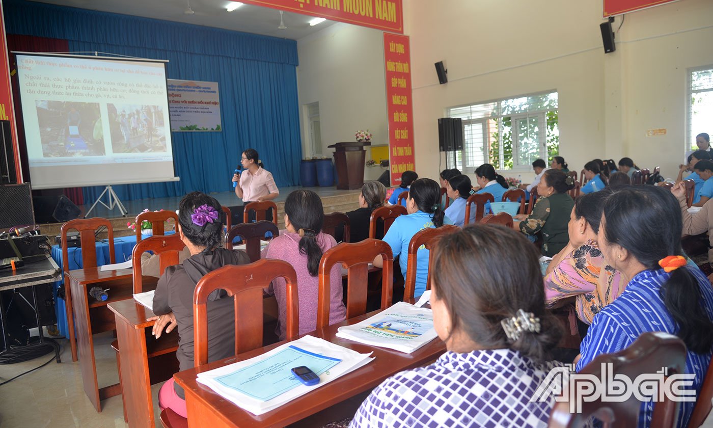 Sở Nông nghiệp và Môi trường tỉnh hướng dẫn hội viên, phụ nữ thực hiện thu gom, phân loại và xử lý rác thải sinh hoạt tại nguồn.