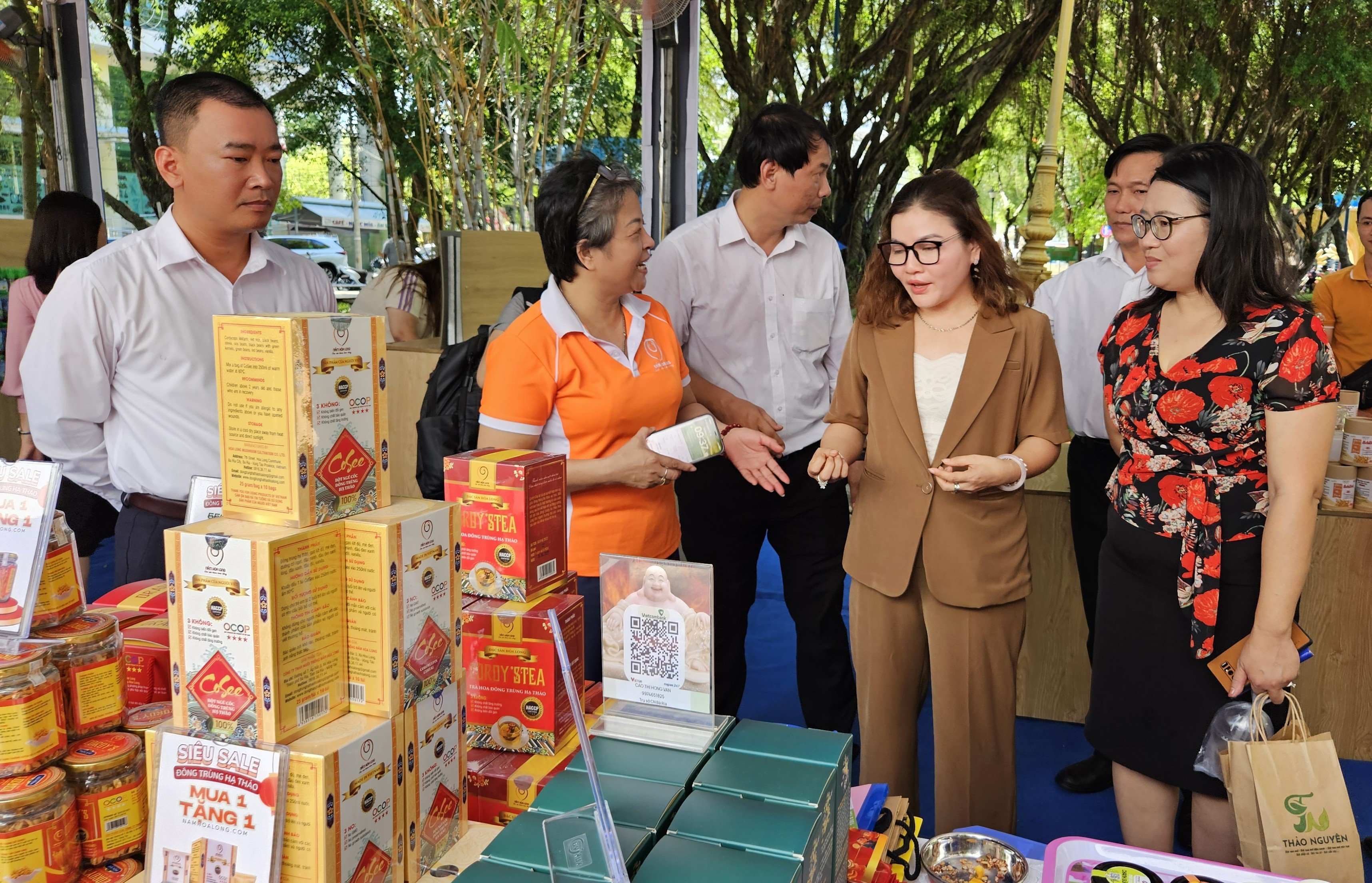 Bà Cao Thị Hồng Vân, đại diện Công ty TNHH nuôi trồng nấm Hòa Long giới thiệu sản phẩm cho khách hàng tham quan gian hàng
