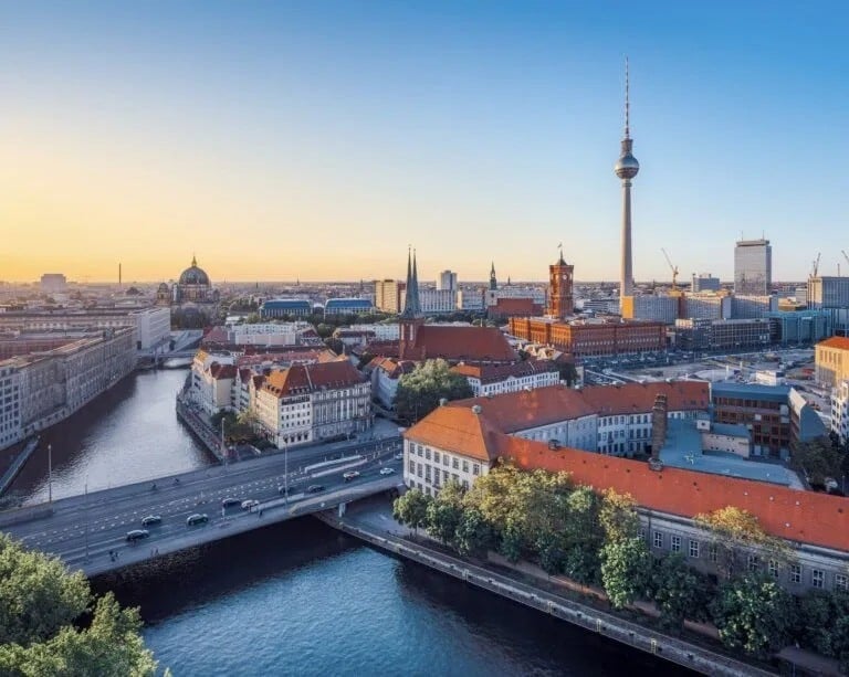 Tiếp theo ở vị trí thứ chín là Berlin, thành phố nơi lịch sử và hiện tại hòa quyện. Ba mươi lăm năm sau khi bức tường biểu tượng sụp đổ, thủ đô của Đức này vẫn là nam châm thu hút những người mơ mộng từ khắp nơi trên thế giới. Năng lượng của Berlin thực sự độc đáo, với những khu phố riêng biệt, mỗi khu phố đều mang đến bầu không khí riêng, và không quá lời khi nhiều người nói Berlin là thủ đô tiệc tùng