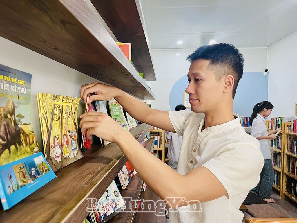  Anh Hoàng Quang Khải, Bí thư Chi đoàn thôn Đoan Khê, xã Lạc Đạo (Văn Lâm) tại “Thư viện Hạnh phúc”