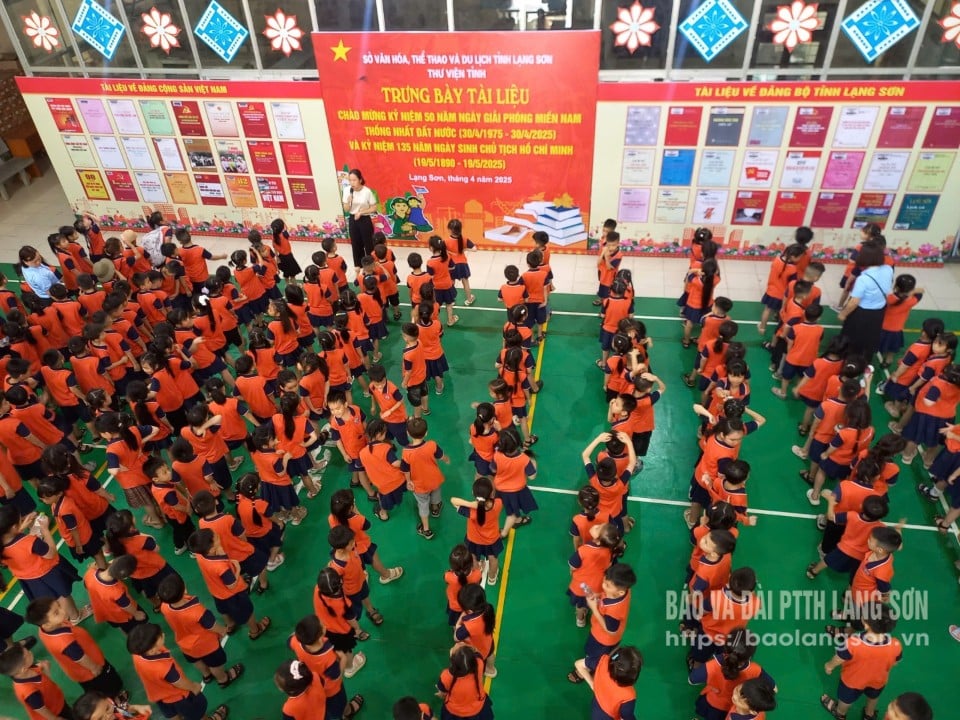 Các thầy cô và các em học sinh Trường tiểu học Đồng Đăng nghe giới thiệu về Thư viện
