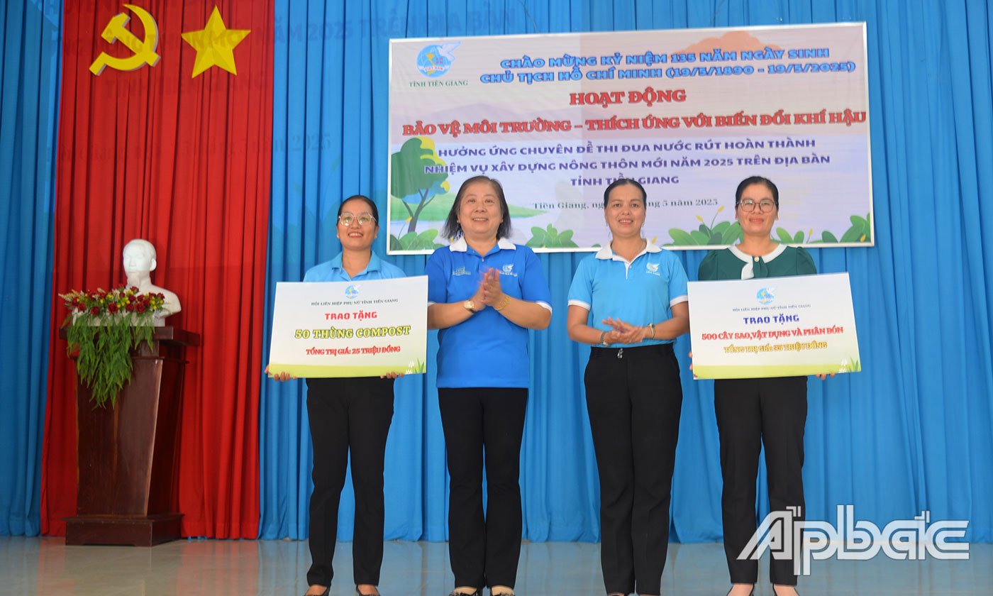 Hội LHPN tỉnh trao bảng tượng trưng trao tặng 500 cây sao và 50 thùng compost.