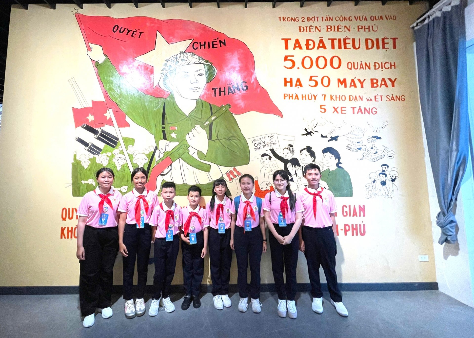 Đoàn đại biểu thiếu nhi Lâm Đồng tham quan, trải nghiệm tại Bảo tàng Lịch sử Quân sự Việt Nam