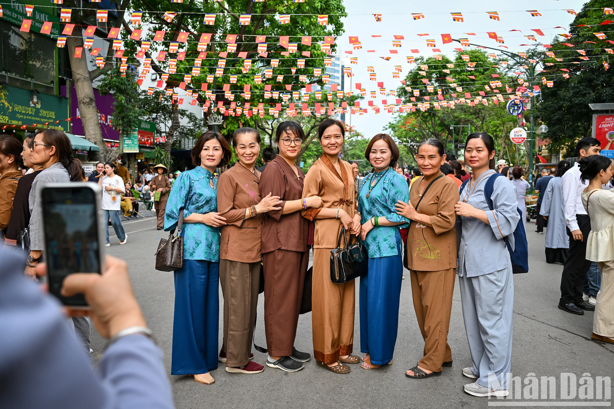 [Ảnh] Dòng người xếp hàng chờ chiêm bái xá lợi Đức Phật ảnh 17
