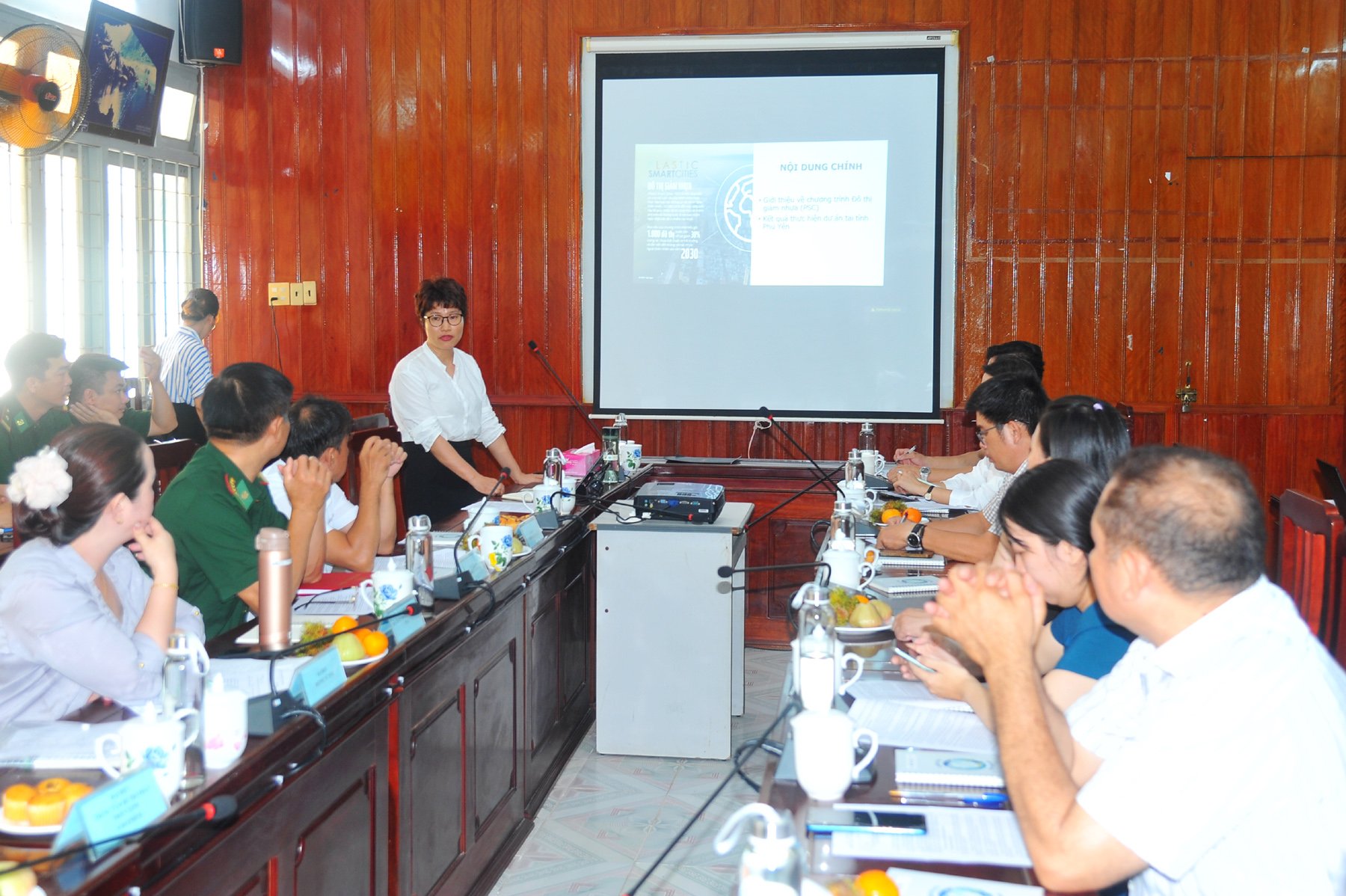 Đại diện WWF - Việt Nam báo cáo kết quả triển khai dự án Giảm thiểu rác thải nhựa đại dương tại Việt Nam trên địa bàn tỉnh Phú Yên. Ảnh: ANH NGỌC