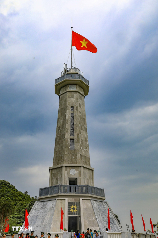ttxvn-le-thuong-co-va-gan-bien-cot-co-a-pa-chai-5.jpg