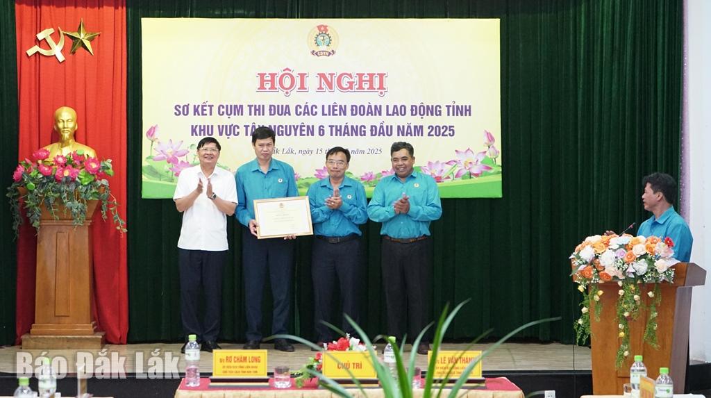 Phó Chủ tịch Tổng LĐLĐ Việt Nam Phan Văn Anh trao Bằng khen cho LĐLĐ tỉnh Đắk Lắk 