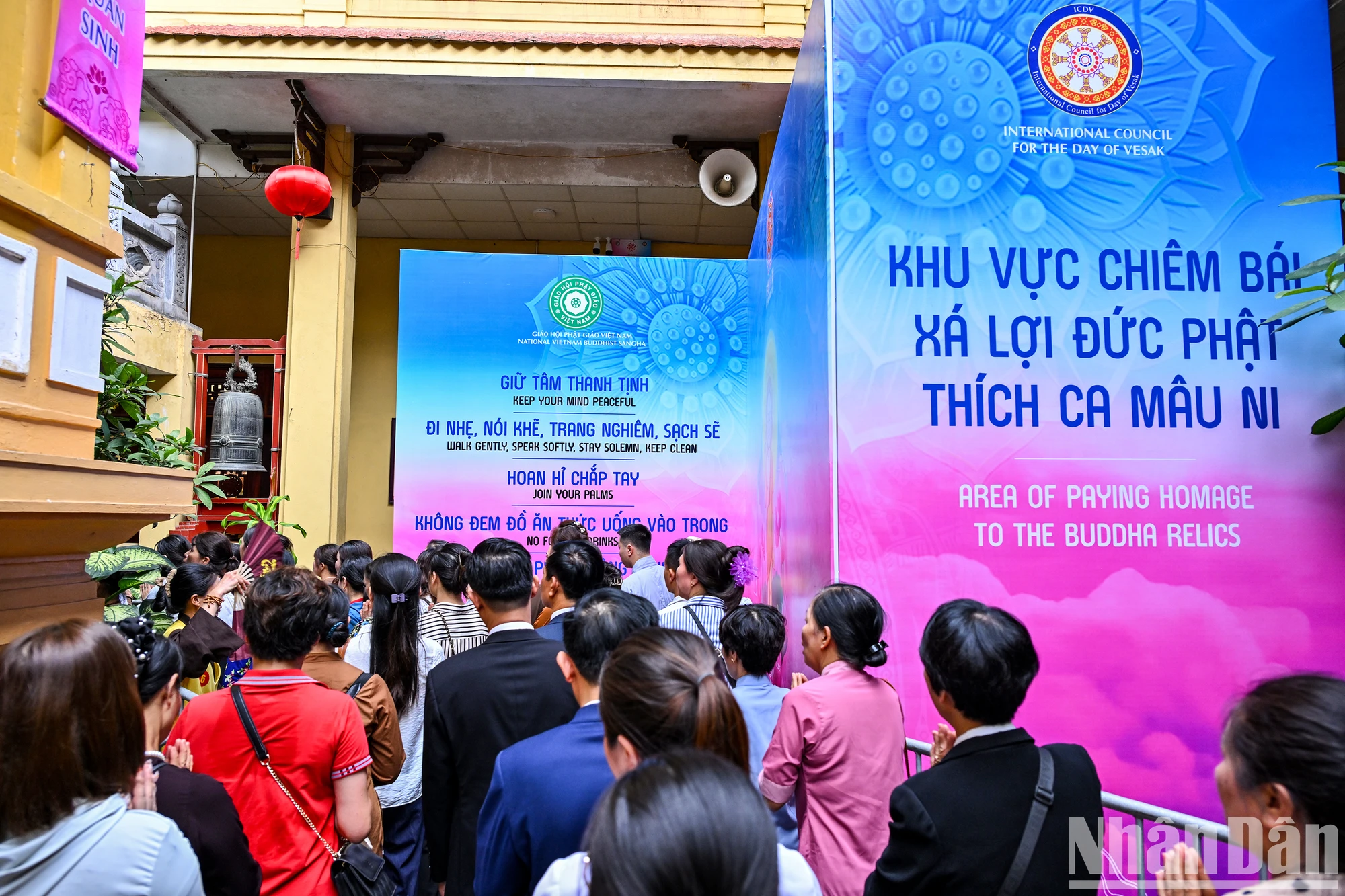 [Ảnh] Dòng người xếp hàng chờ chiêm bái xá lợi Đức Phật ảnh 5