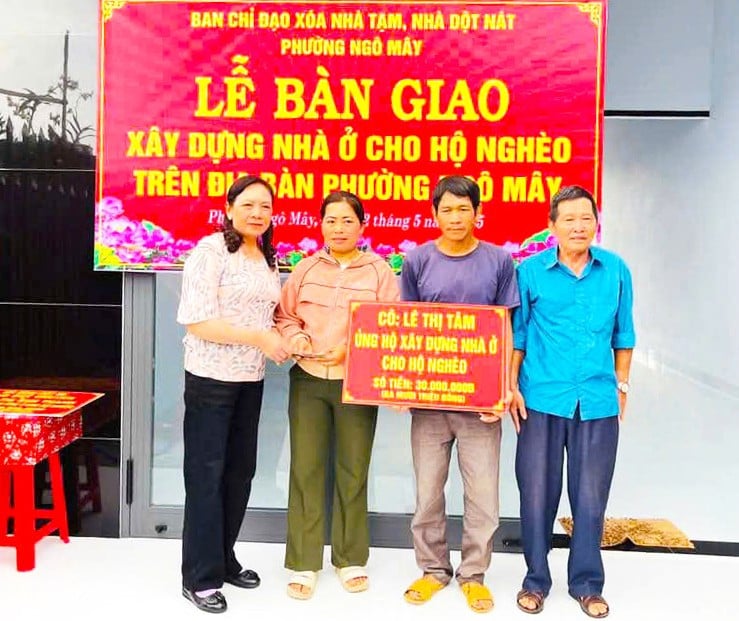 gia-dinh-ba-le-thi-tam-to-4-phuong-ngo-may-ung-ho-kinh-phi-chung-tay-xoa-nha-tam-nha-dot-nat-anh-an-phat.jpg
