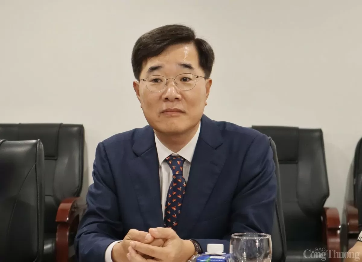 Thứ trưởng Bộ Công Thương Nguyễn Hoàng Long làm việc với Tập đoàn Hanwha Energy Corporation