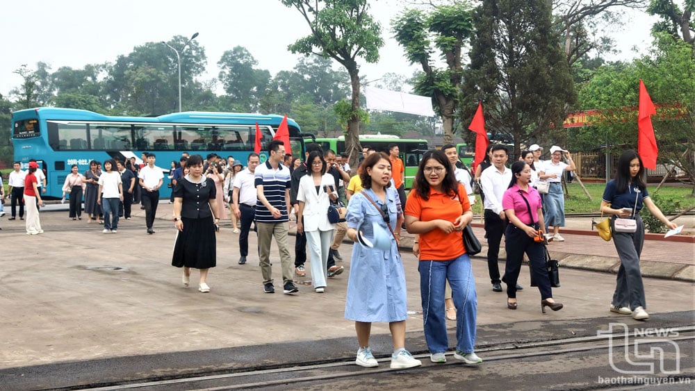 Ngay chuyến đầu, city tour đã thu hút trên 100 khách tham gia.