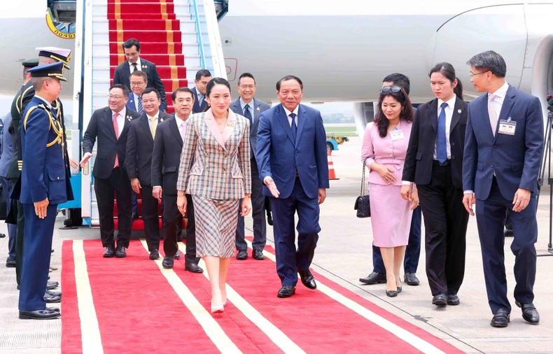 [Ảnh] Thủ tướng Thái Lan bắt đầu thăm chính thức Việt Nam ảnh 4
