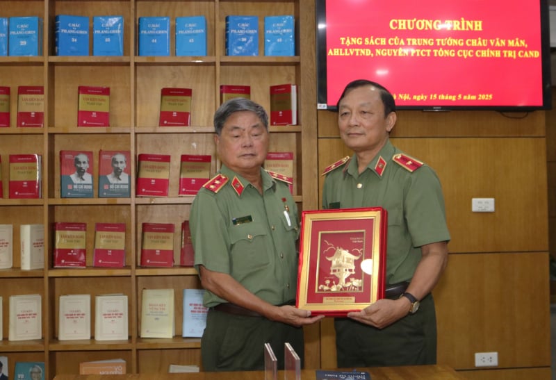 Trao tặng cán bộ chiến sĩ cuốn sách “Đảng bộ Lưu Chí Hiếu Trại 6B Côn Đảo – Ký ức và tự hào” -0