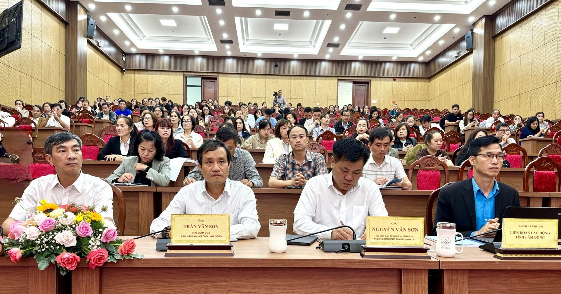 Các đại biểu tham dự hội nghị