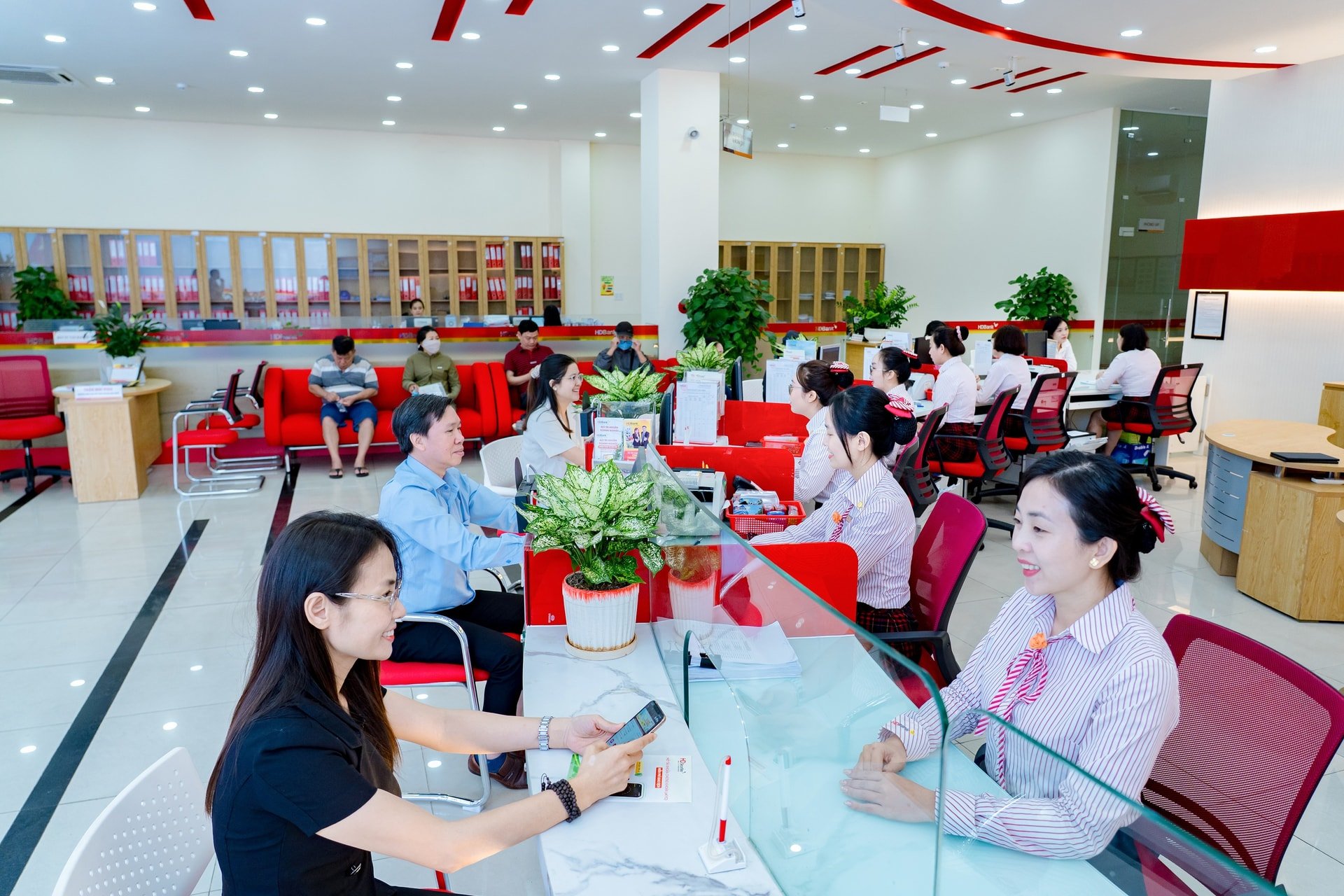 អនុវត្តកម្មវិធីគន្លឹះរបស់រដ្ឋាភិបាល ធនាគារ HDBank បើកកញ្ចប់កម្ចីអនុគ្រោះចំនួន 20,000 ពាន់លានដុងសម្រាប់សហគ្រាសហេដ្ឋារចនាសម្ព័ន្ធ និងបច្ចេកវិទ្យាឌីជីថល។