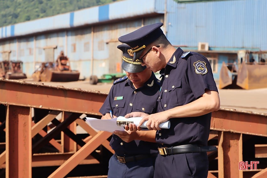 Cán bộ hải quan giám sát hàng hóa thông quan qua cảng Vũng Áng.