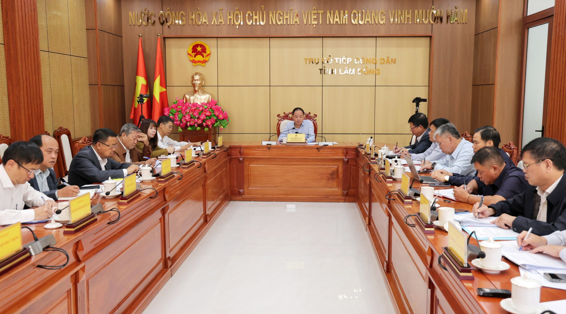 Quang cảnh buổi tiếp công dân của Hội đồng tiếp dân sáng ngày 15/5