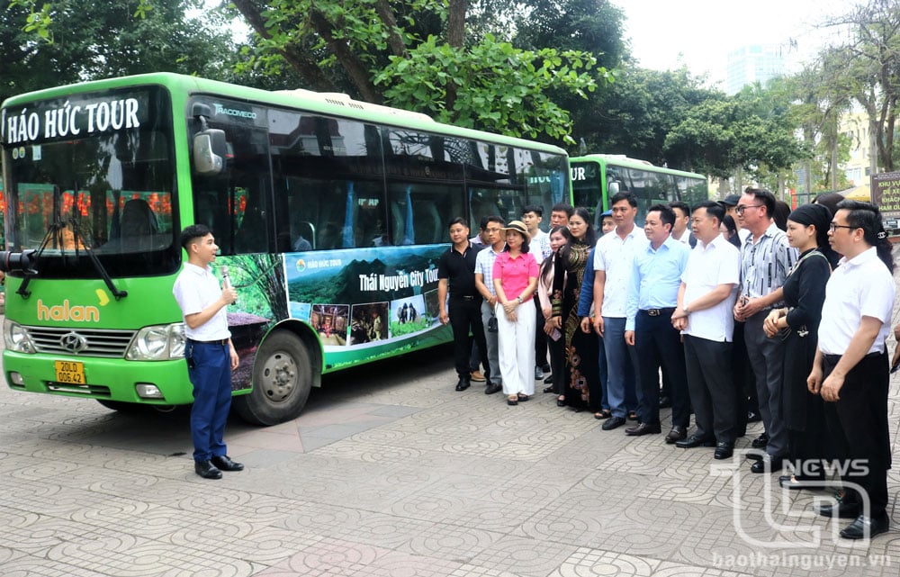 Trước khi xuất phát, du khách được giới thiệu về tổng hành trình của tuor du lịch.