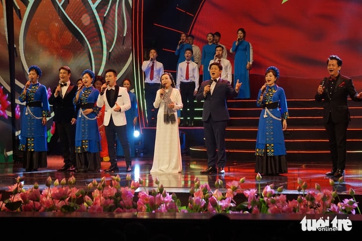 Cee Jay và Charlie Winston hát ‘Bài ca Hồ Chí Minh’ mừng sinh nhật Bác - Ảnh 3.