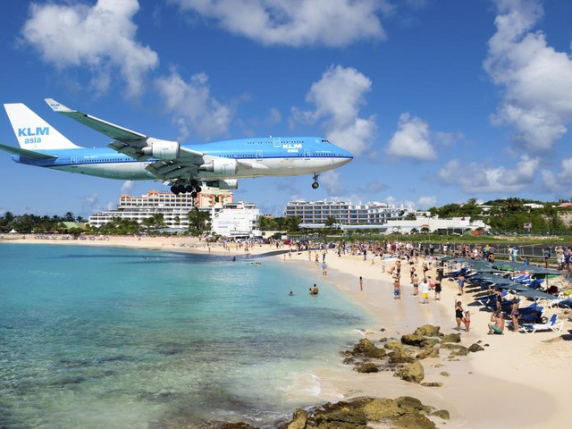 Máy bay cách đầu người 20m, cuốn bay du khách tắm biển- Ảnh 4.