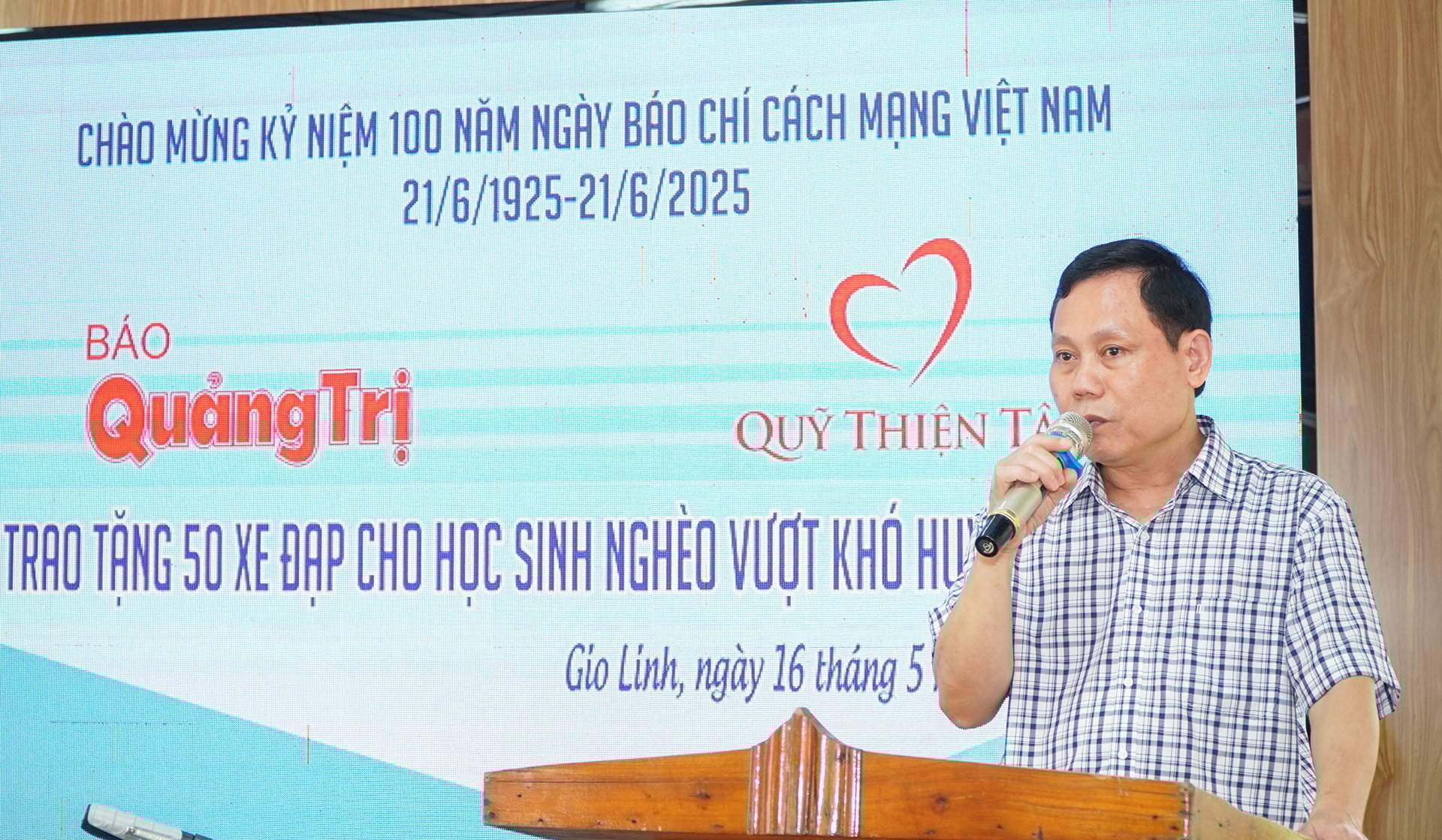 សិស្សក្រីក្រចំនួន 100 នាក់ដែលជំនះការលំបាកនៅស្រុក Trieu Phong និង Gio Linh បានទទួលកង់ពីកាសែត Quang Tri - Thien Tam Fund។