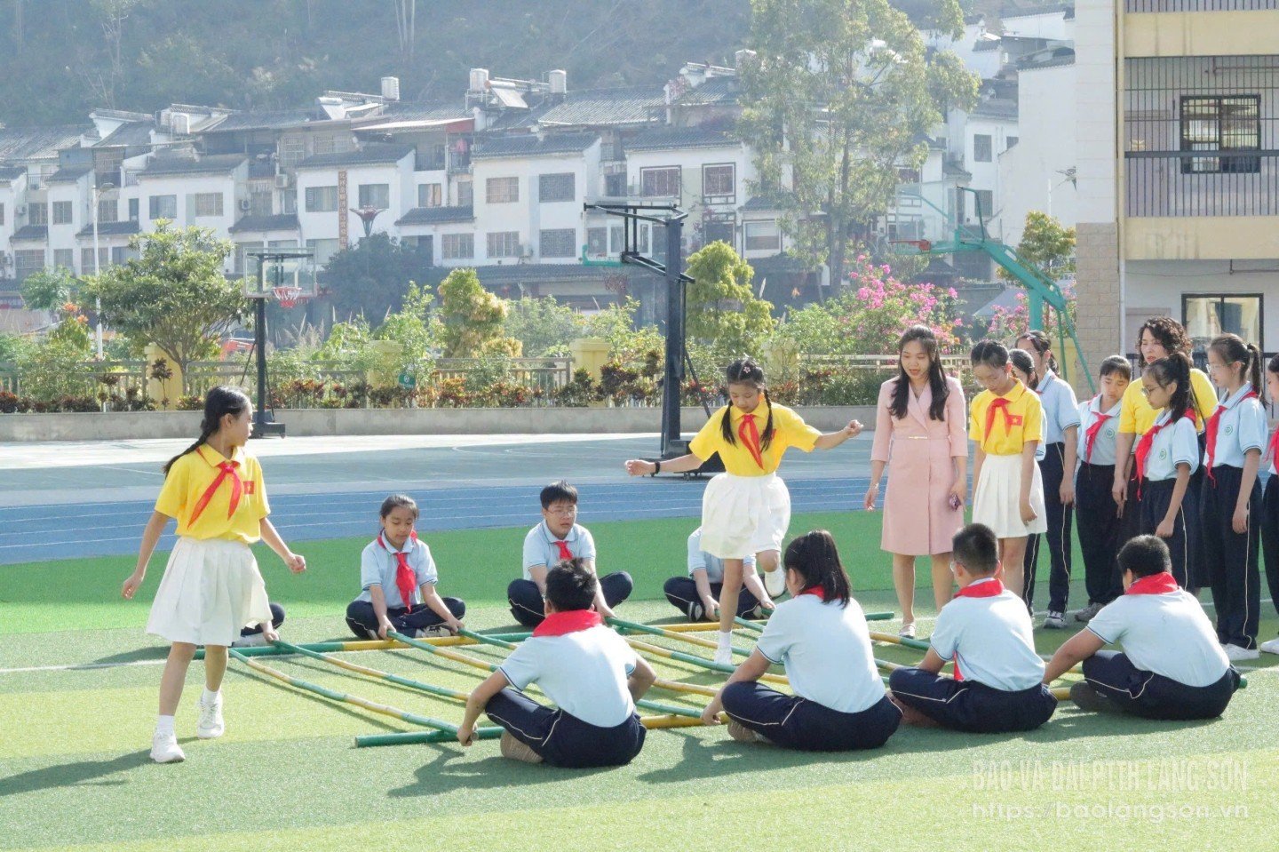 Thiếu nhi Lạng Sơn tham gia chương trình giao lưu Khăn hồng hữu nghị tại thị Bằng Tường, Khu tự trị dân tộc Choang Quảng Tây, Trung Quốc 
