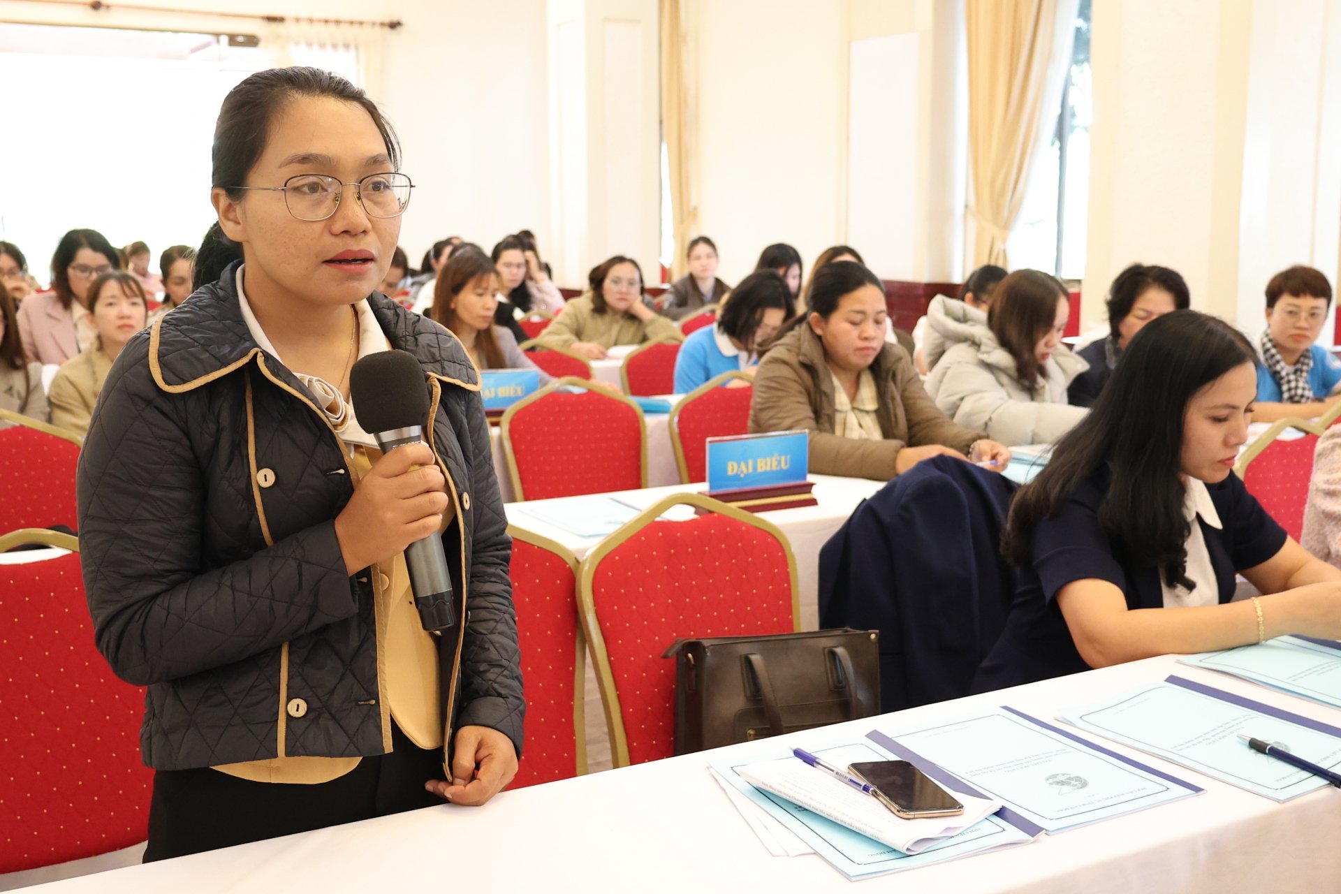 Đại diện Hội LHPn các huyện thực hiện Dự án 8 chia sẻ về quá trình triển khai thực hiện tại địa pohuo7ng