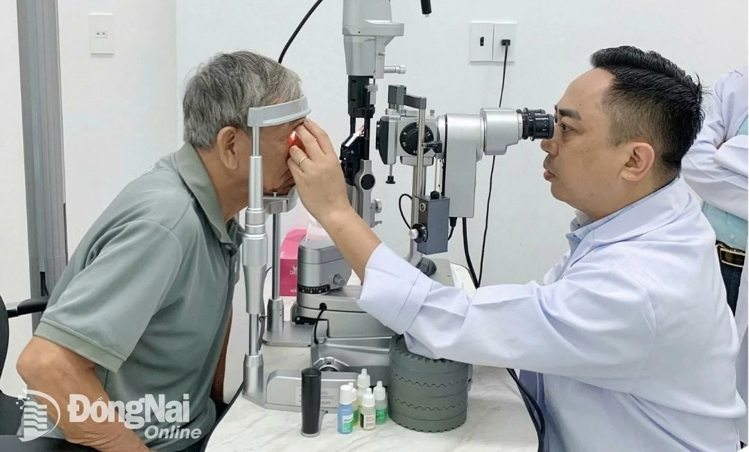 Bác sĩ khám bệnh về mắt cho người dân tại Bệnh viện Mắt Sài Gòn – Đồng Nai (thành phố Long Khánh). Ảnh: CTV
