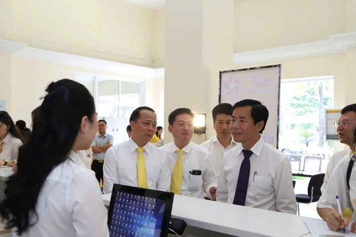 Thành phố Huế khai trương 9 điểm hướng dẫn, tiếp nhận hồ sơ, trả kết quả giải quyết thủ tục hành chính - Ảnh 6.